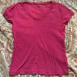 tommy hol fifer pink v neck tee